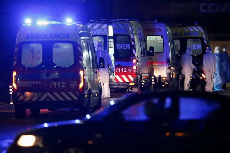 Ambulâncias transportando pacientes com Covid-19 aguardam no Hospital Santa Maria, em Lisboa
 (Pedro Nunes/Reuters)