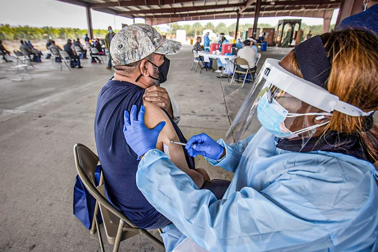 Trabalhadores rurais são vacinados na Califórnia: EUA são o país que mais aplicou doses no mundo (Mike Blake/Reuters)