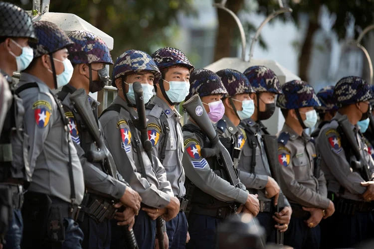 A polícia fica de guarda enquanto espera por protestos contra o golpe em Yangon, Mianmar (Stringer/Reuters)