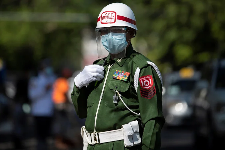 Policial militar faz guarda na região central de Yangon, em Mianmar (Stringer/Reuters)