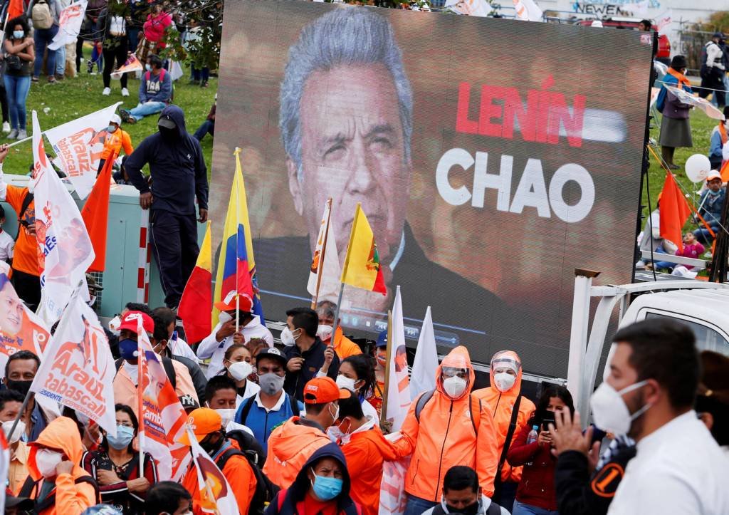 Em eleição com 16 candidatos no Equador, esquerda lidera disputa pela presidência