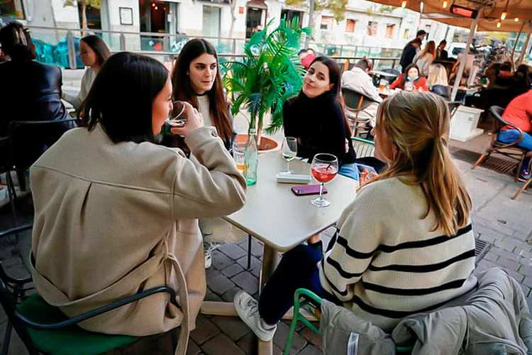 Franceses em restaurante em Madri: fuga do toque de recolher (Juan Medina/Reuters)