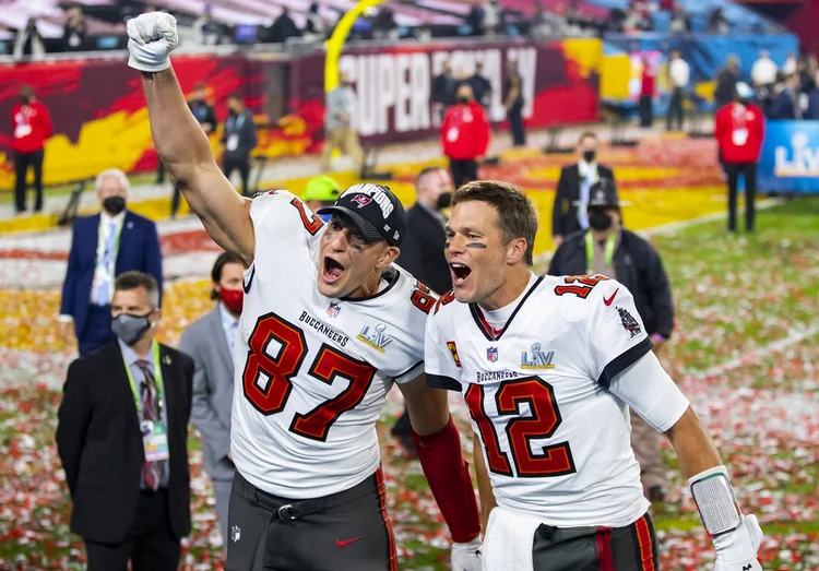 Jogadores do Tampa Bay Buccaneers comemoram título do Super Bowl
 (Mark J. Rebilas-USA TODAY Sports/Reuters)