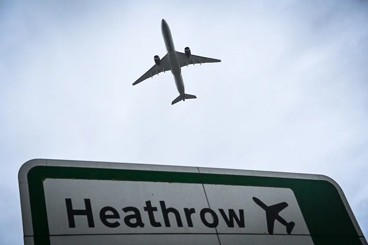 Avião decola do aeroporto de Heathrow em Londres (Toby Melville/Reuters)