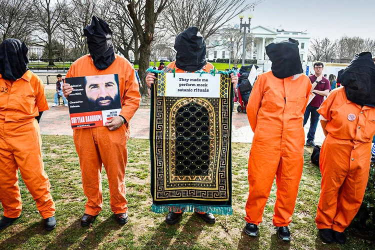 EUA: Manifestantes protestam, em  Washington, contra prisão de Guantánamo (Mike Theiler/Reuters)