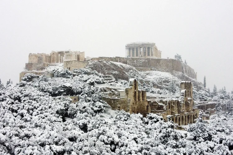 Forte nevasca atingiu Atenas e deixou Acrópole debaixo de neve (Alkis Konstantinidis/Reuters)