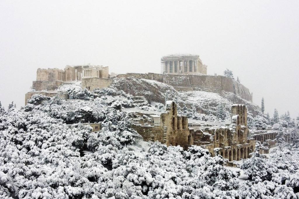Forte nevasca atinge Atenas e deixa Acrópole debaixo de neve