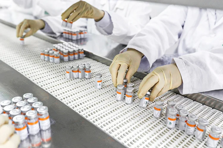 Funcionários manuseiam frascos com doses da vacina contra Covid-19 Coronavac no Instituto Butantan, em São Paulo. (Amanda Perobelli/Reuters)