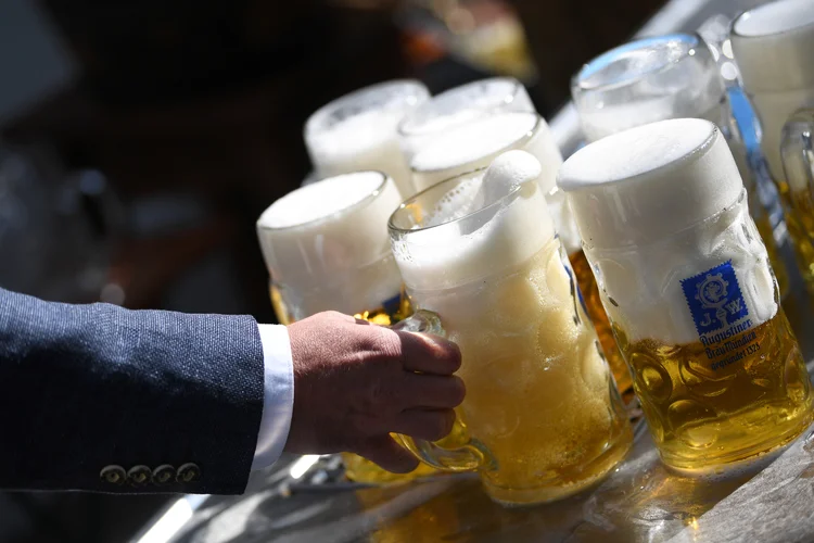 Com hotéis, pousadas e pubs fechados (além do cancelamento do Oktoberfest em 2020), cervejarias enfrentem crise na Alemanha. (Andreas Gebert/Reuters)