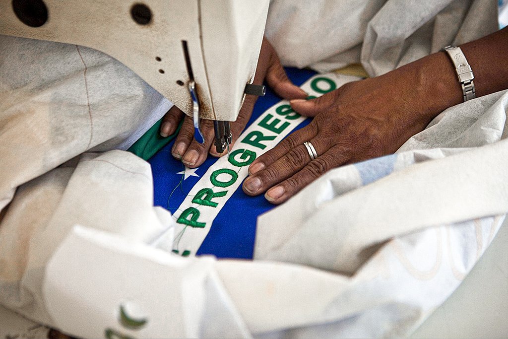 Trabalhadora costura bandeira do Brasil (Dado Galdieri/Bloomberg)