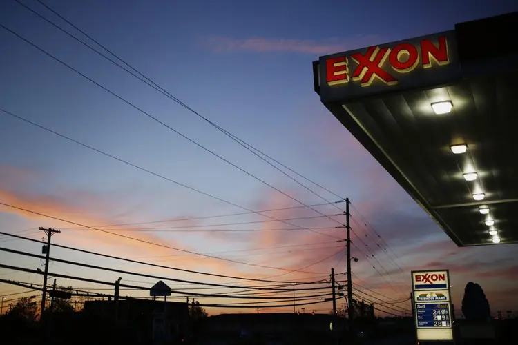Petroleiras e baixo carbono: Exxon é considerada uma retardatária em energias limpas, segundo a Bloomberg (Luke Sharrett/Bloomberg)