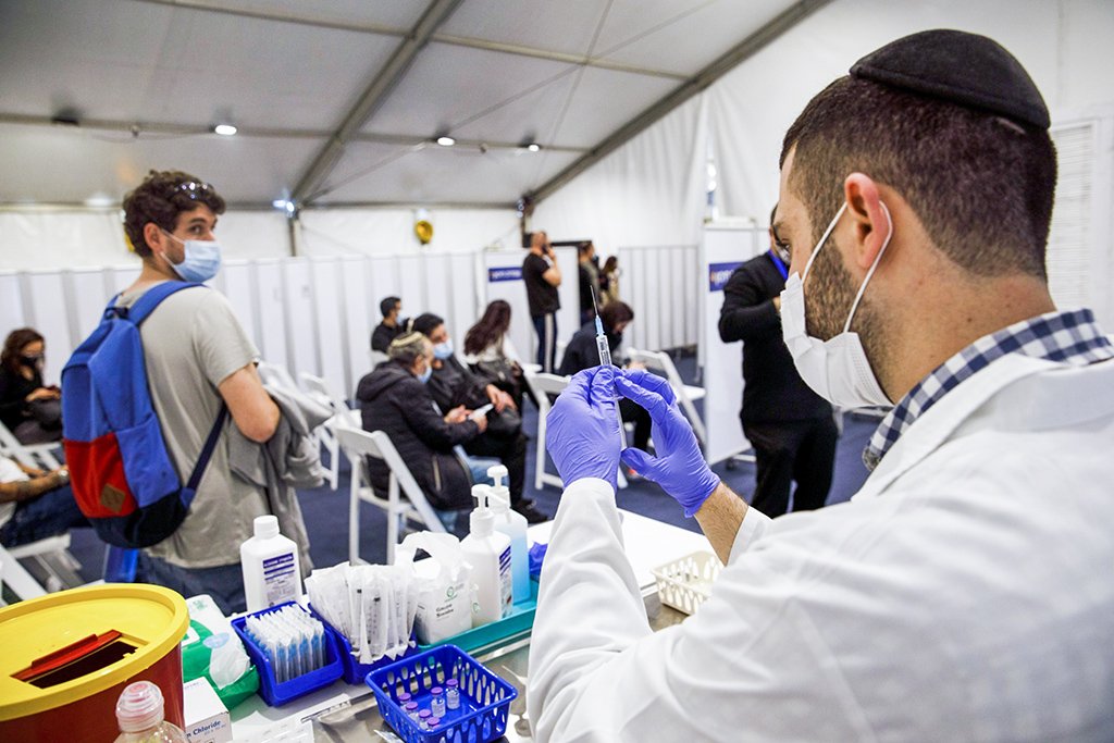 Israel diz que metade da população recebeu vacina contra covid-19