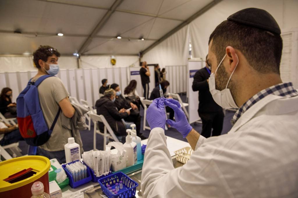 Vacinação em Israel: mais de 60% da população já tomou ao menos a primeira dose da vacina (Kobi Wolf/Bloomberg)