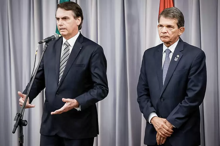 Jair Bolsonaro e general Silva e Luna: militar foi nomeado para a Petrobras após demissão de Roberto Castello Branco (Alan Santos/PR/Agência Brasil)