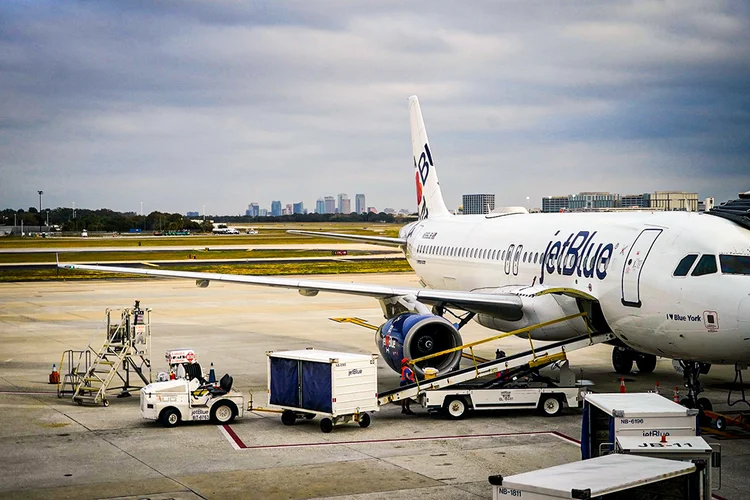 Avião da JetBlue em Tampa (Chang W. Lee/The New York Times)