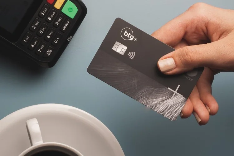 Cliente pode selecionar o tipo de cartão, os benefícios que deseja e personalizar o visual (Juliana Cordaro/BTG+/Divulgação)