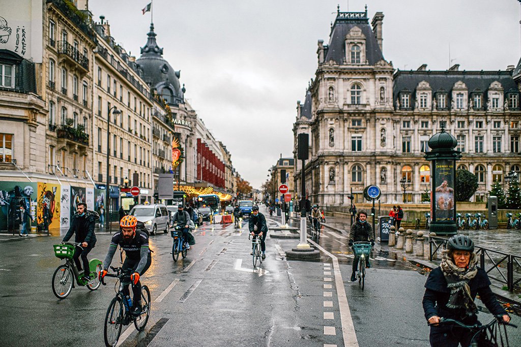 Paris terá novo confinamento de pelo menos um mês para frear covid-19