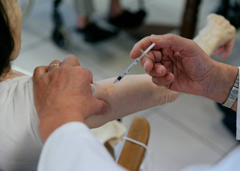 Para se cadastrar na "xepa" da vacina, é necessário ir até um posto de saúde com carteirinha do SUS, documento com foto e comprovante de endereço (Andrea Mantovani/The New York Times)
