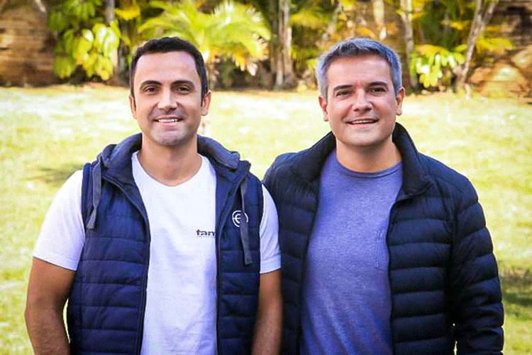 Leonardo Rangel e Daniel Pires, fundadores e copresidentes da Cortex: a empresa foi criada há dez anos para trabalhar com inteligência artificial e big data, duas das grandes apostas do Softbank para o futuro (Cortex/Divulgação)