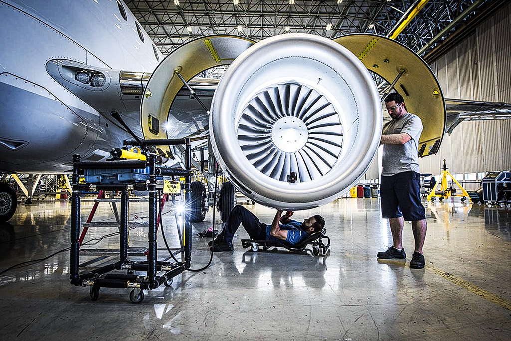 Embraer triplica lucro em um ano e fecha 2024 com receita recorde