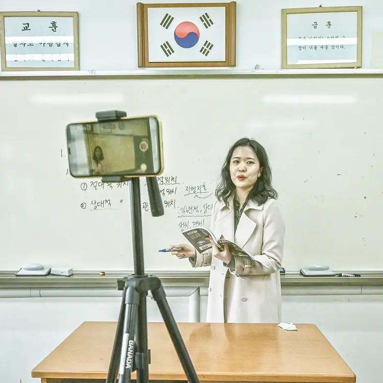 Professora grava aula para transmissão online: no início, o uso do recurso causou ansiedade nos docentes (Jung Yeon-je/AFP)