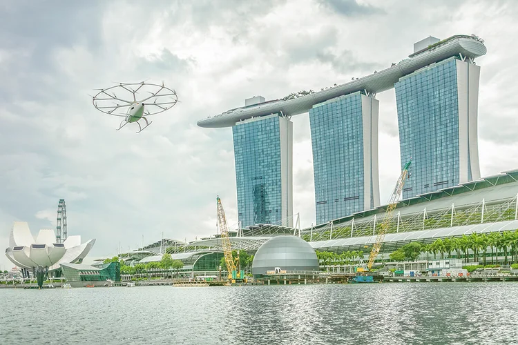 SINGAPURA: classificada em primeiro lugar no ranking de cidades inteligentes do IMD, Singapura se destaca em quesitos como segurança e mobilidade (na foto, o drone que está sendo testado como táxi-aéreo). A tecnologia tem sido aliada também no combate ao coronavírus. Uma das ferramentas é um sistema de check-in digital que registra a entrada de visitantes em escritórios, shopping centers e outros lugares de grande movimento, o que permite identificar rapidamente as pessoas infectadas. Com 5,9 milhões de habitantes, a cidade teve até agora menos de 30 mortos por covid-19. (Divulgação/Divulgação)