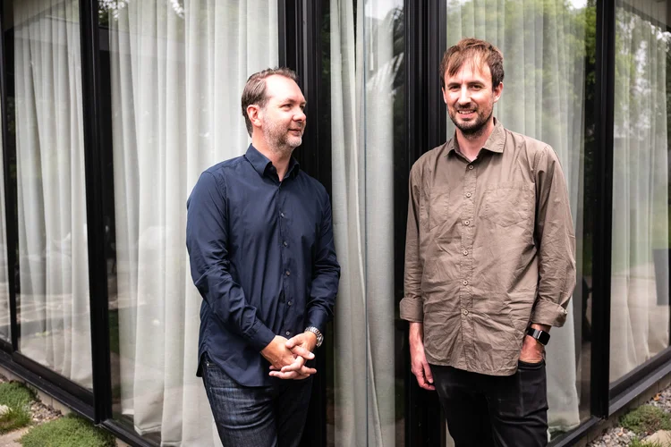 Matthew Buchanan, à esquerda, e Karl von Randow, co-fundadores da Letterboxd, em Auckland, Nova Zelândia. (Birgit Krippner/The New York Times)