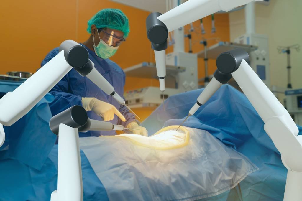 Cirurgia com uso de robôs é mais precisa e menos invasiva (Ekkasit919/Getty Images)
