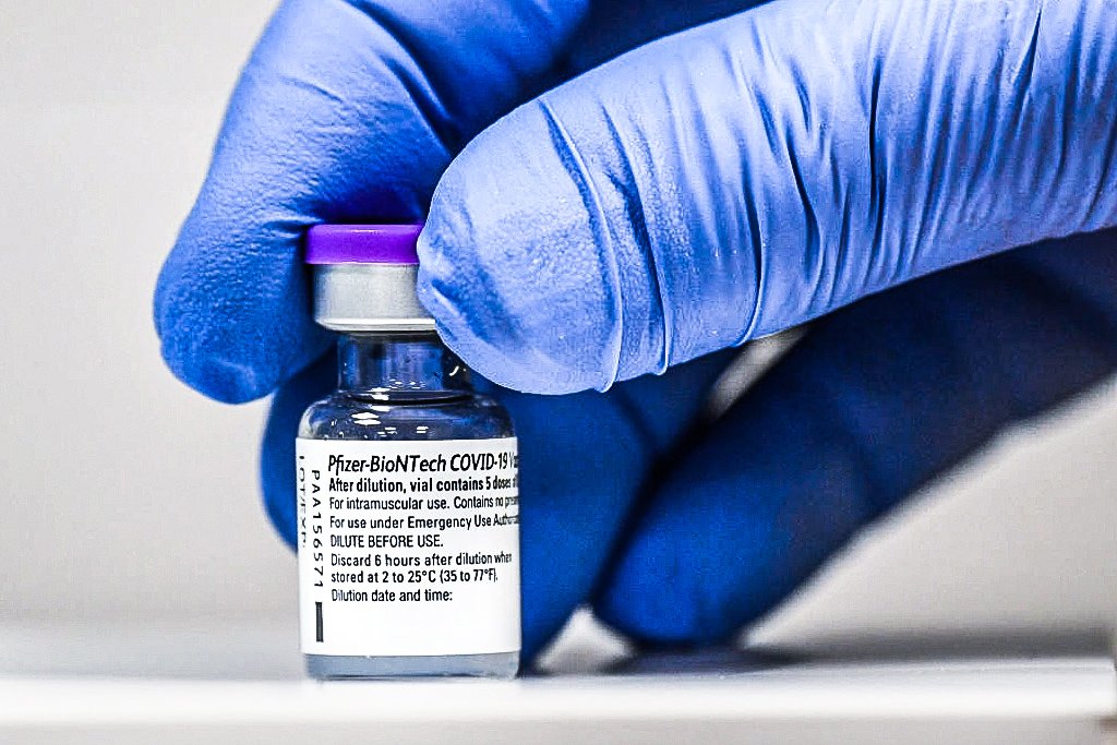 Vacina da Pfizer/BioNtech: a maior parte das doses fabricadas está sendo distribuída para os Estados Unidos (Justin Tallis/Pool/Getty Images)