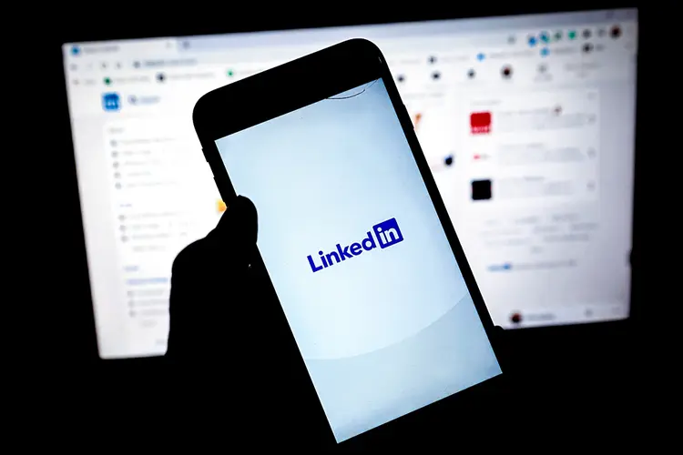 LinkedIn: A rede social de propriedade da Microsoft confirmou pelo Twitter que está trabalhando para colocar o site no ar novamente (Edward Smith/Getty Images/Getty Images)