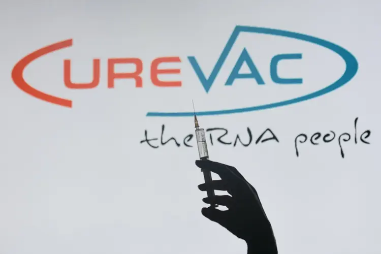 CureVac: Bayer e o laboratório da CureVac anunciaram em janeiro deste ano uma parceria para acelerar o desenvolvimento de vacinas (Artur Widak/NurPhoto/Getty Images)
