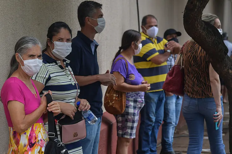 Fila para receber vacina contra a covid-19 em Serrano a 323 km da capital paulista (NELSON ALMEIDA AFP via/Getty Images)