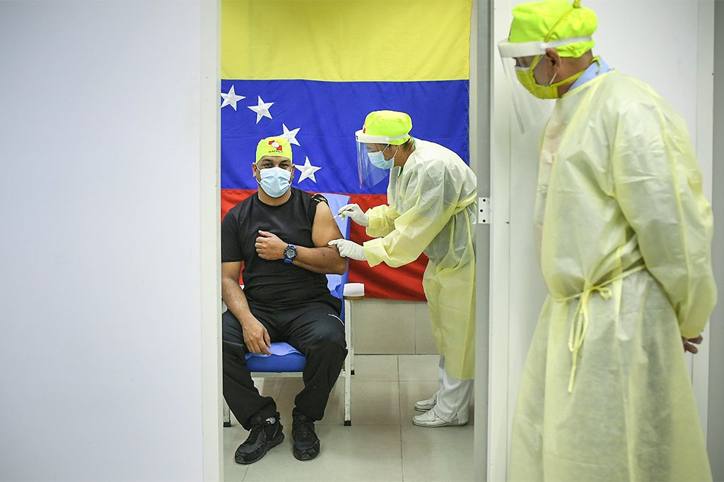 Venezuela: apesar da critica da oposição, o governo venezuelano comemorou o início do programa de vacinação (Matias Delacroix/Bloomberg/Getty Images)