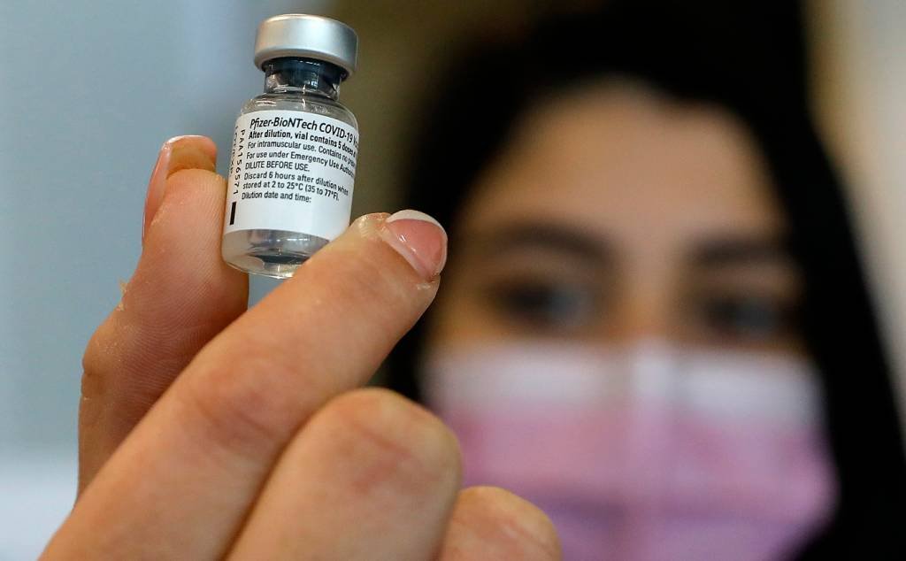 Saúde contrata seguro internacional para eventos adversos de 2 vacinas