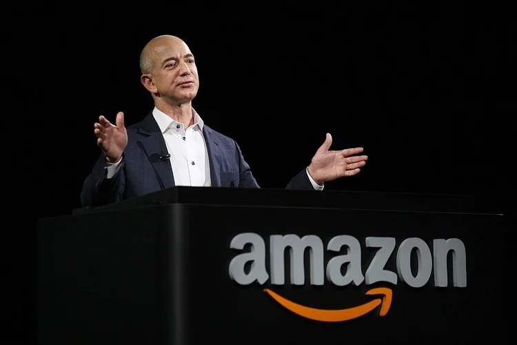 Bezos: a decisão de Bezos de deixar o cargo também reflete uma realidade desconfortável para uma das pessoas mais ricas do mundo: as paredes de seu império altamente compartimentado estão ruindo há algum tempo, diz a Bloomberg (David McNew / Correspondente/Getty Images)