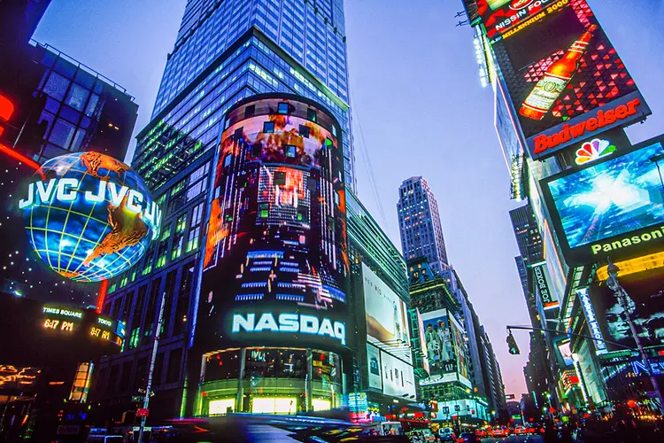 Famoso letreiro da Nasdaq na Times Square, em Nova York; bolsa pode abrir o IPO da brasileira VTEX | Foto: Getty Images (Agência/Getty Images)