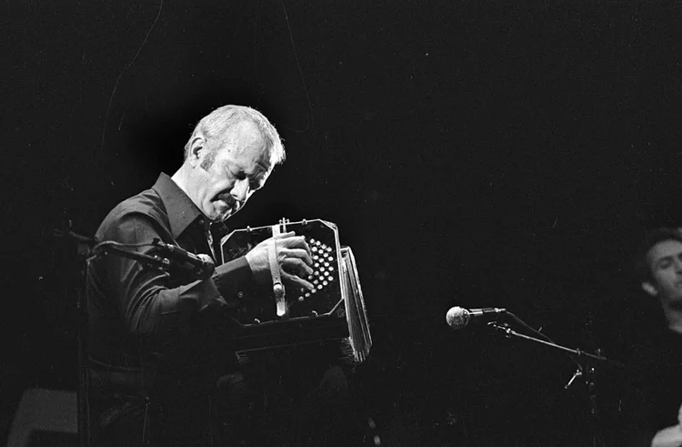 Astor Piazzolla na França nos anos 1970 (P. Ullman/Roger Viollet/Getty Images)