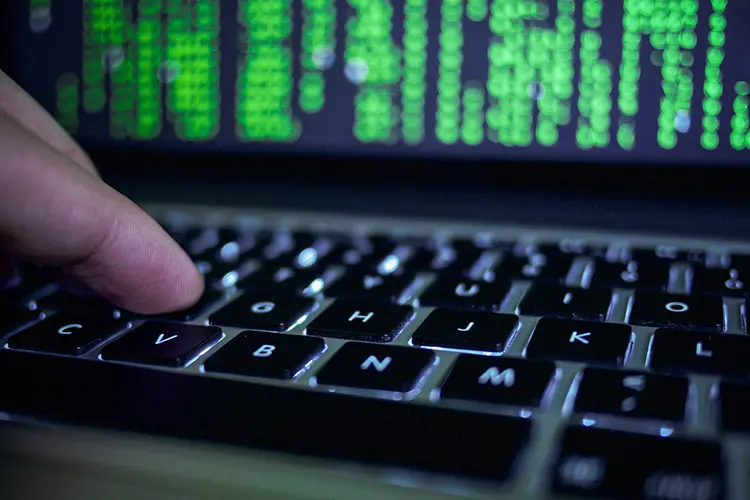 "As operações cibernéticas dos hackers aumentaram em 2021, antes da invasão" russa na Ucrânia em 24 de fevereiro do ano passado, informa o relatório da empresa de segurança digital Mandiant, recentemente comprada pelo Google Cloud (Oliver Nicolaas Ponder / EyeEm/Getty Images)