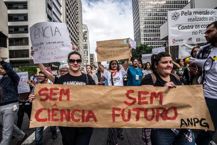 Em 2017, pesquisadores e cientistas protestaram contra uma queda de 40% no orçamento destinado para a Ciência no Brasil (NurPhoto / Colaborador/Getty Images)