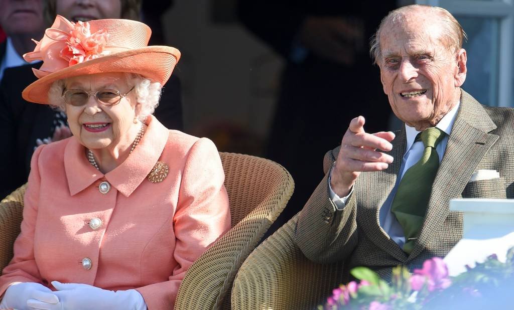 Príncipe Philip, marido da rainha Elizabeth, é internado "por precaução"