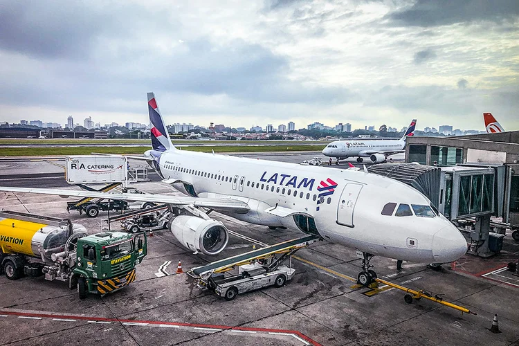 Avião da Latam no Aeroporto de Congonhas (Germano Lüders/Exame)