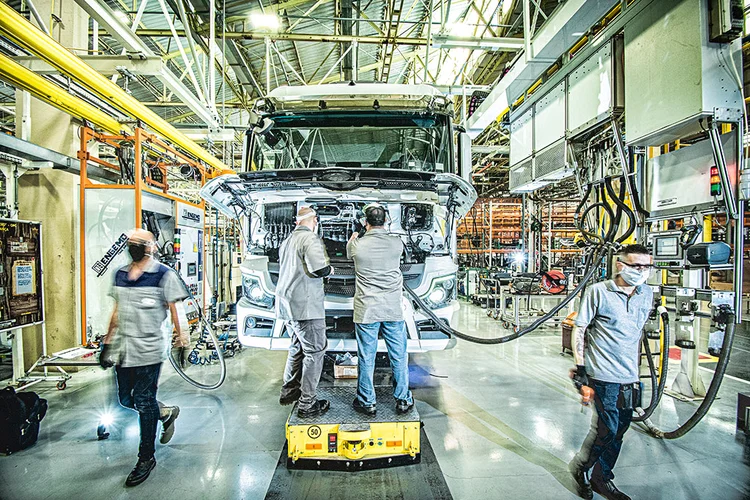 Linha de produção de chassis de ônibus da Mercedes-Benz: desde o primeiro parafuso, tudo é monitorado digitalmente
Foto: Germano Lüders

30/06/2020 (Germano Lüders/Exame)