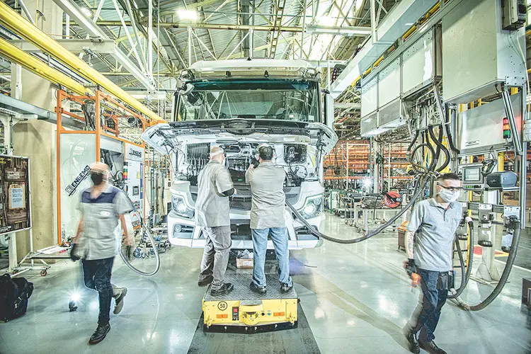 Linha de produção da Mercedes-Benz: em março, montadora já havia colocado 1,2 mil trabalhadores em coletivas por falta de chips (Germano Lüders/Exame)