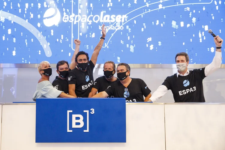 IPO é comemorado pelos sócios Xuxa Meneghel, Paulo Morais, Ygor Moura, Tito Pinto e José Carlos Semenzato junto ao presidente da B3 Gilson Finkelsztain (@cauediniz/B3/Divulgação)