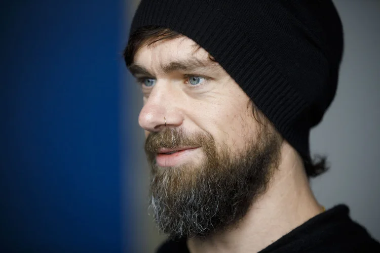 O diretor-executivo do Twitter, Jack Dorsey, colocou à venda seu primeiro tuíte postado na rede social na sexta-feira, e a maior oferta recebida até agora chega a dois milhões de dólares (Bloomberg/Getty Images)