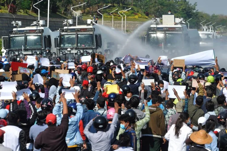 Militares proíbem protestos e impõem toque de recolher em Mianmar (STR/AFP)