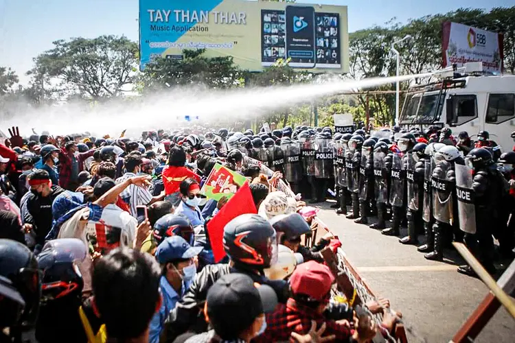 Militares proíbem protestos e impõem toque de recolher em Mianmar (STR/AFP)