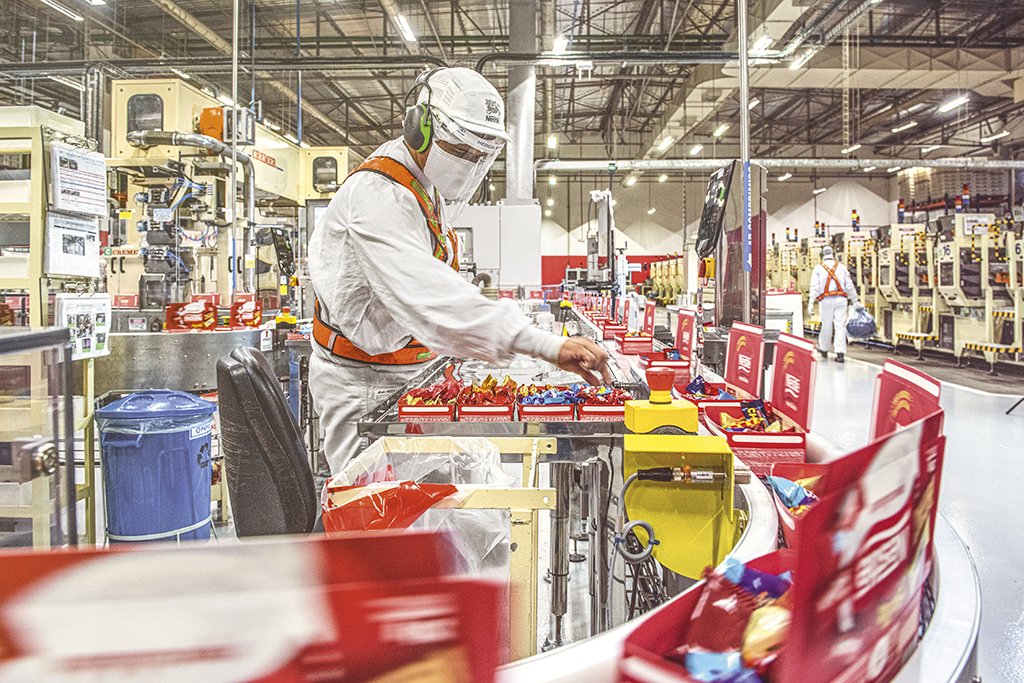 Fábrica da Nestlé em Caçapava, São Paulo: produção com robôs inteligentes  (Germano Lüders/Exame)
