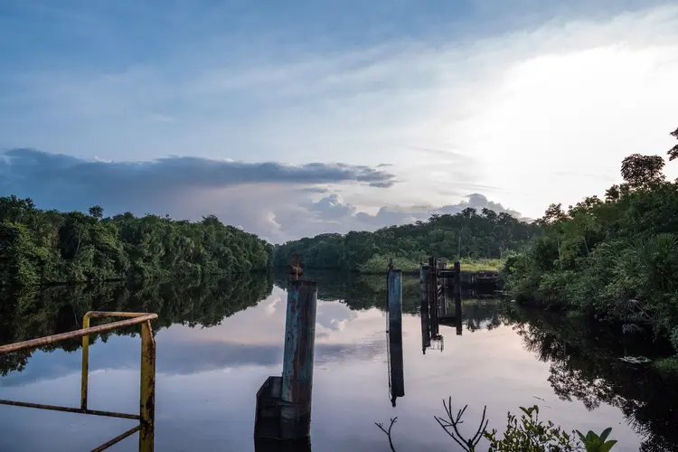 As docas de uma mina abandonada em Moengotapoe, Suriname, em 16 de dezembro de 2020. O surgimento da nação como uma potencial estrela na produção de petróleo poderia ajudar um novo governo que tenta reconstruir o país. (Adriana Loureiro Fernandez/The New York Times)