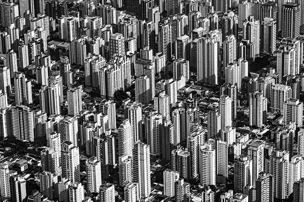 Vista aérea de São Paulo: mercado de escritórios mostra resiliência | Foto: GettyImages (Luoman/Getty Images)